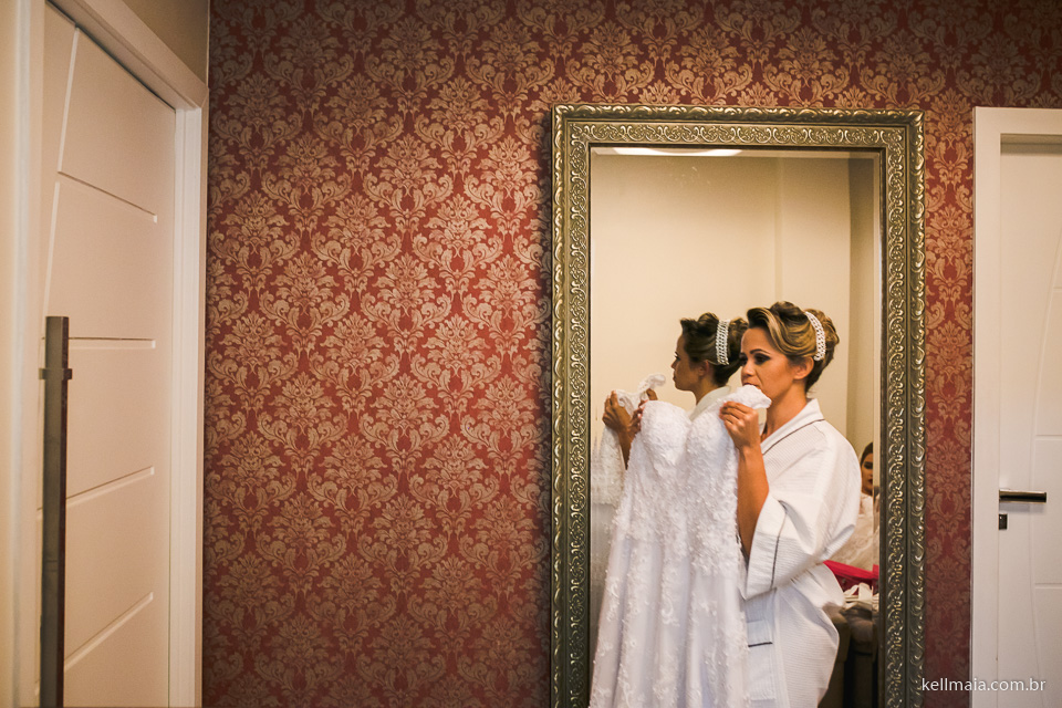 segurando vestido de noiva