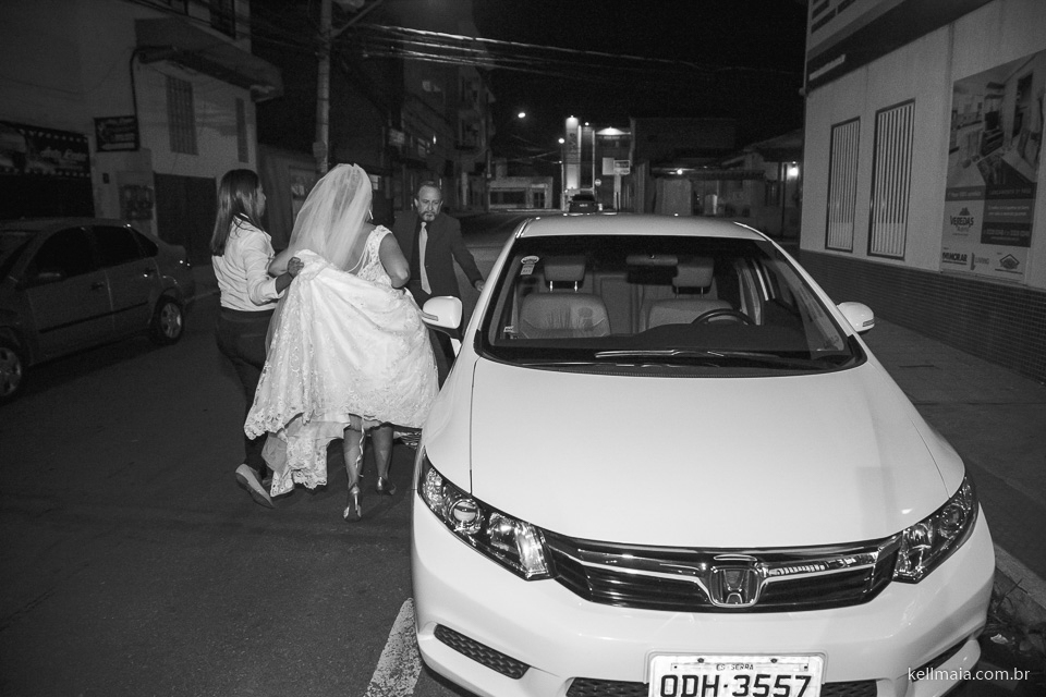 noiva entrando no carro