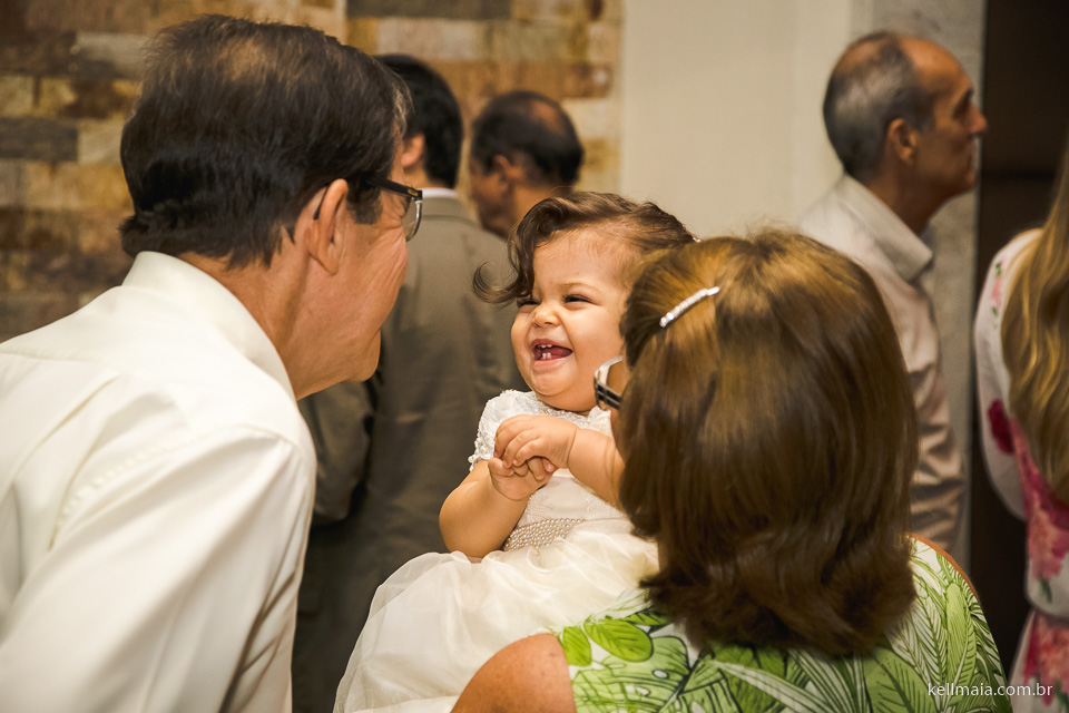 criança sorrindo no casamento
