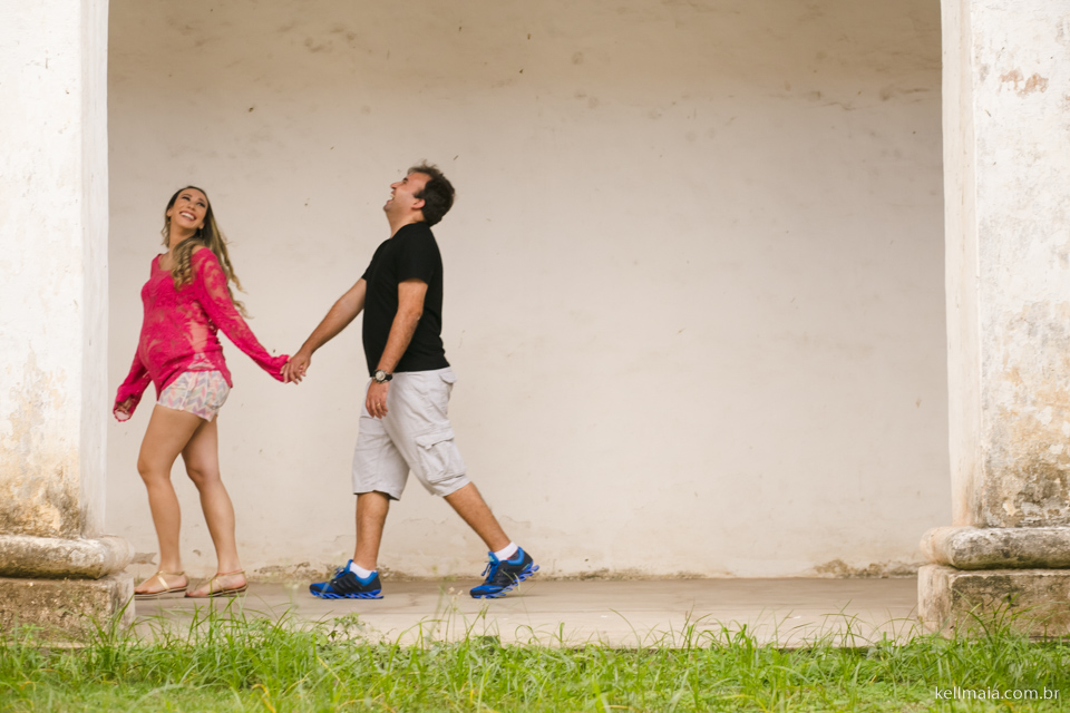 grávida com marido andando na igreja