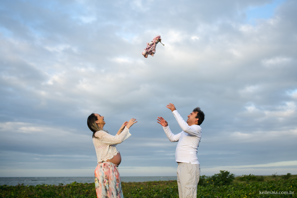 gestante com marido na praia