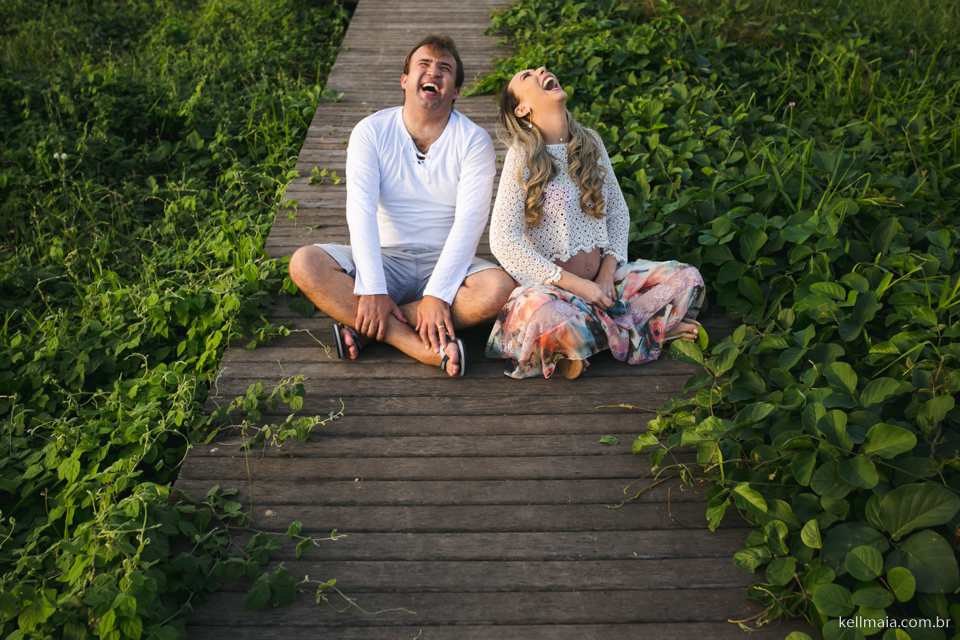 grávida com esposo sorrindo
