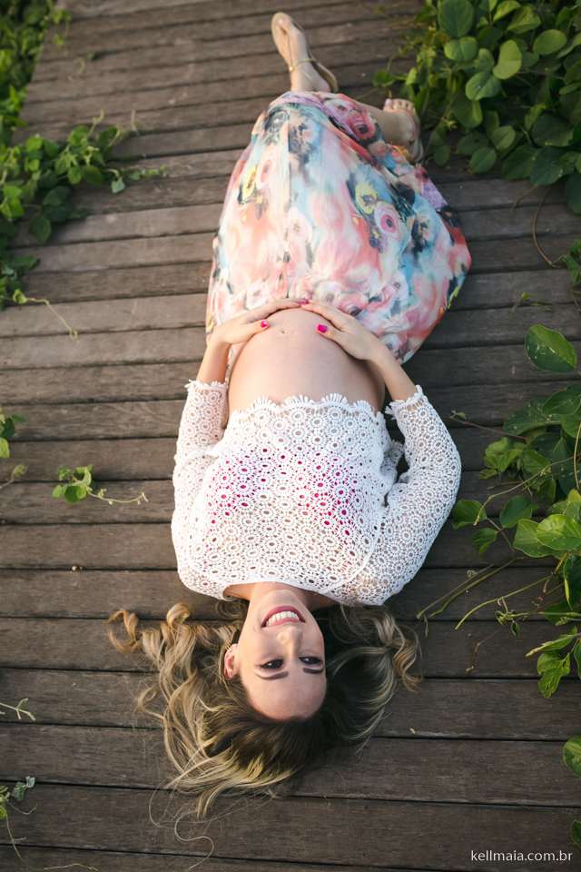 gestante grávida deitada