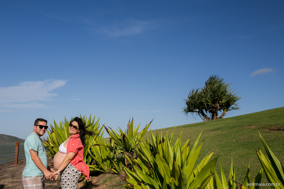gestante e marido na paisagem