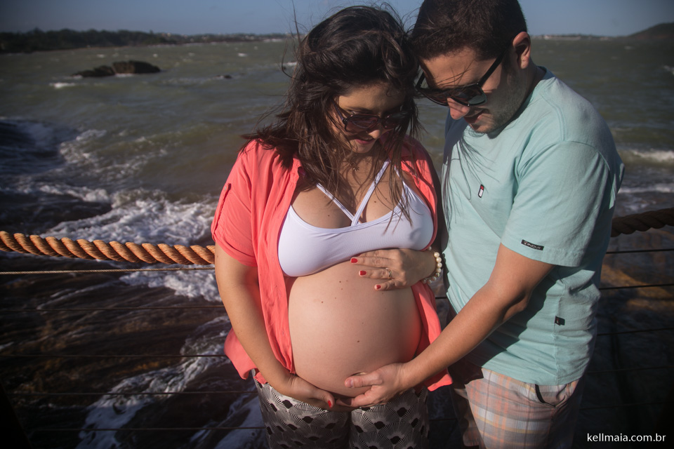 gestante na ponte perto da praia