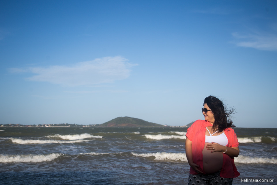 mamãe grávida de óculos na praia