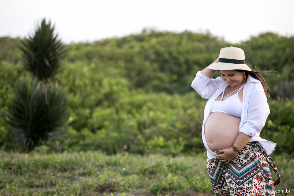 mamãe gestante de chapeú no mato