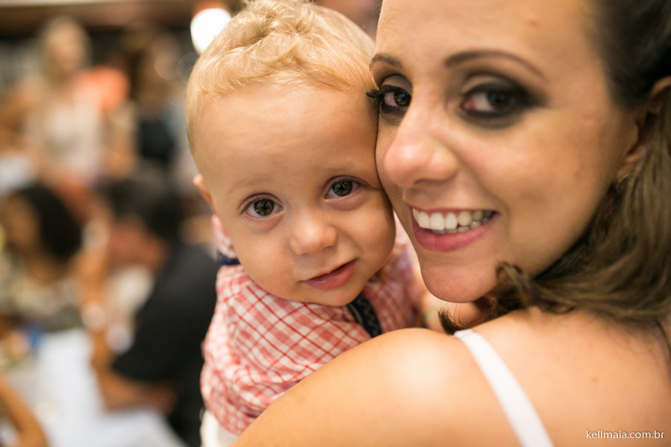 abraço gostoso da mamãe no aniversário de criança