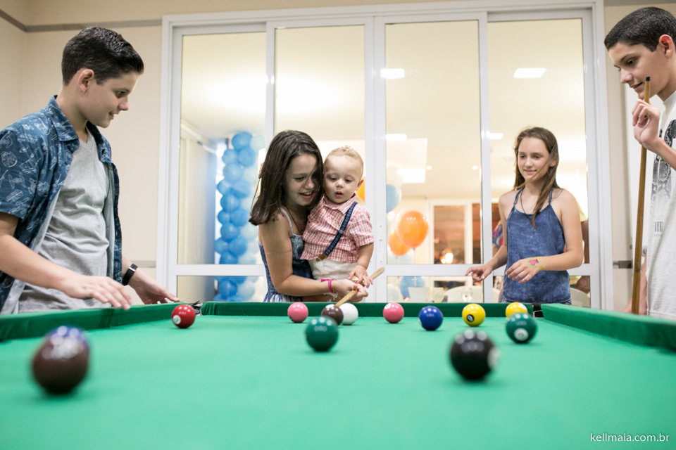 neném jogando sinuca no seu aniversário