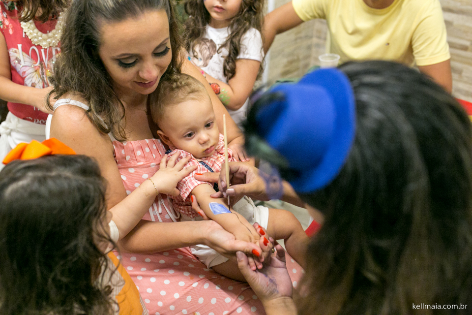 pintando o braço do aniversariante