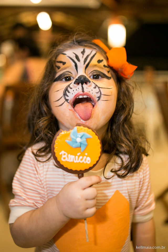 menina com pintura no rosto, aniversário infantil