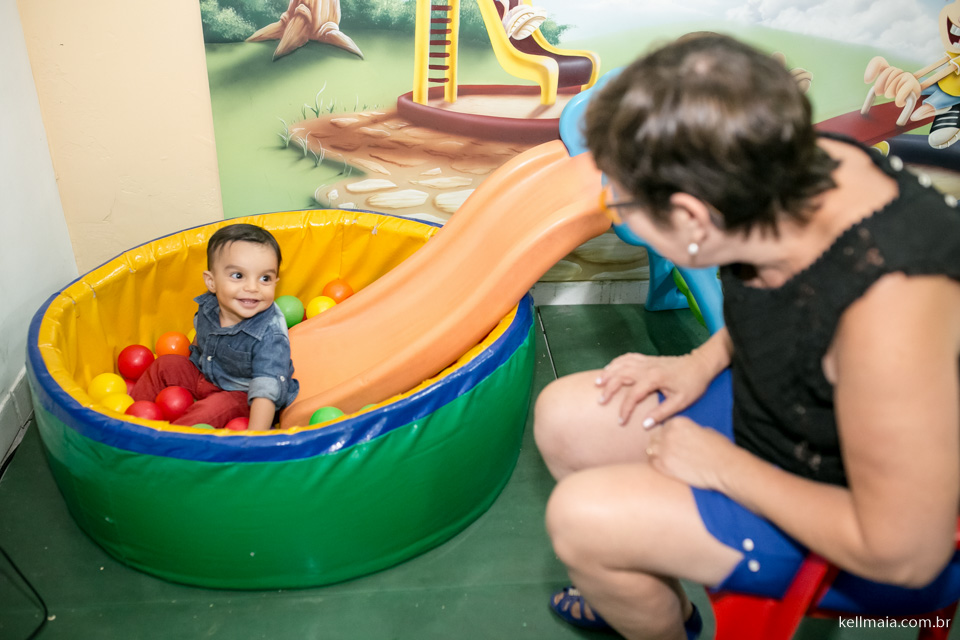 menino feliz no seu aniversário