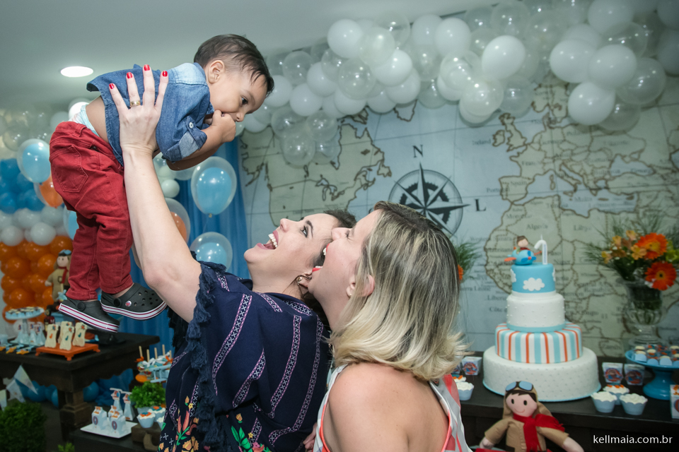 mamãe e titia felizes no niver de menino