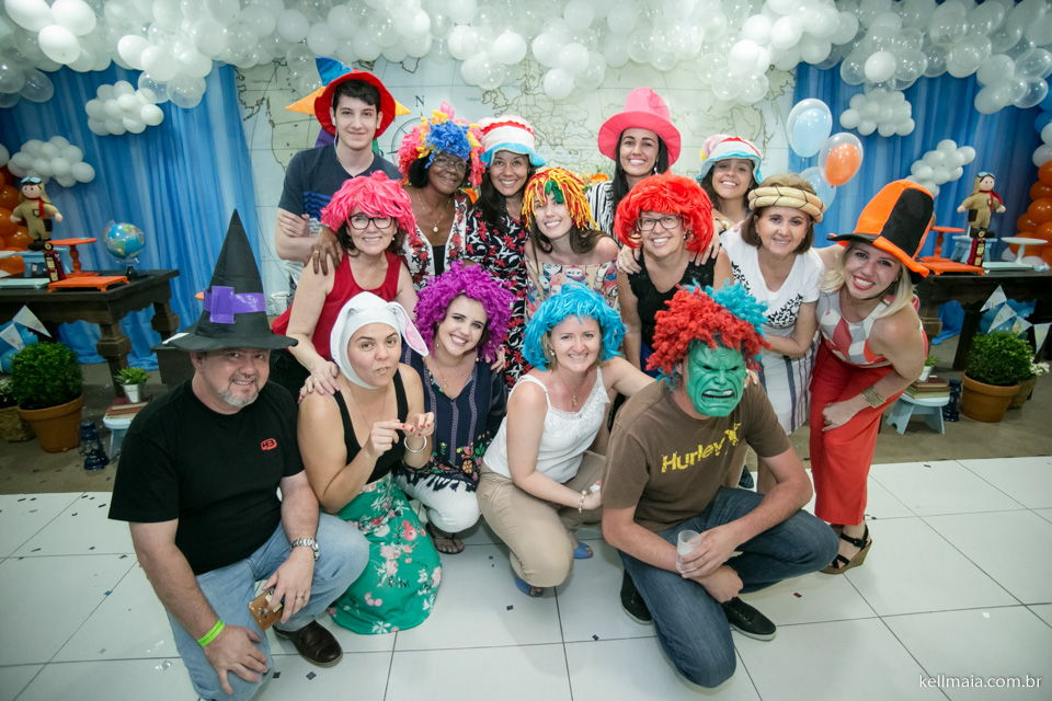 familia fantasiada no aniversario criança