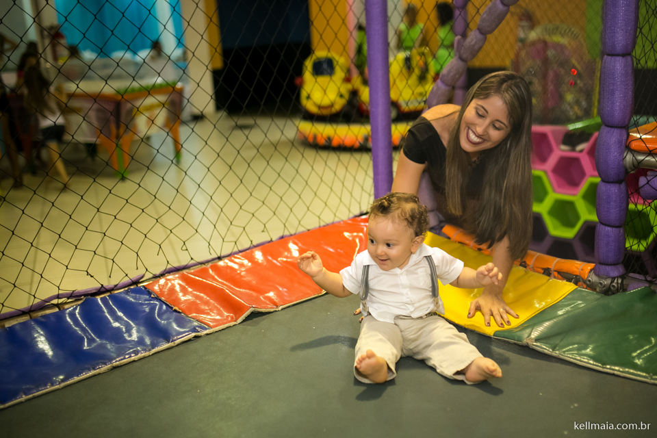 tia brincando com bebê no pula-pula