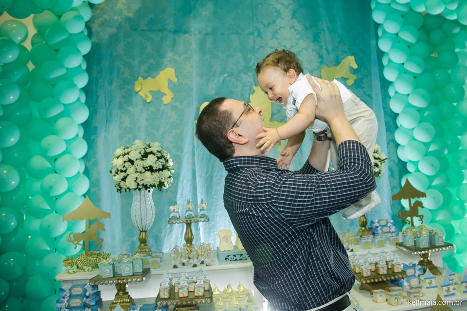 Papai com filho sorrindo