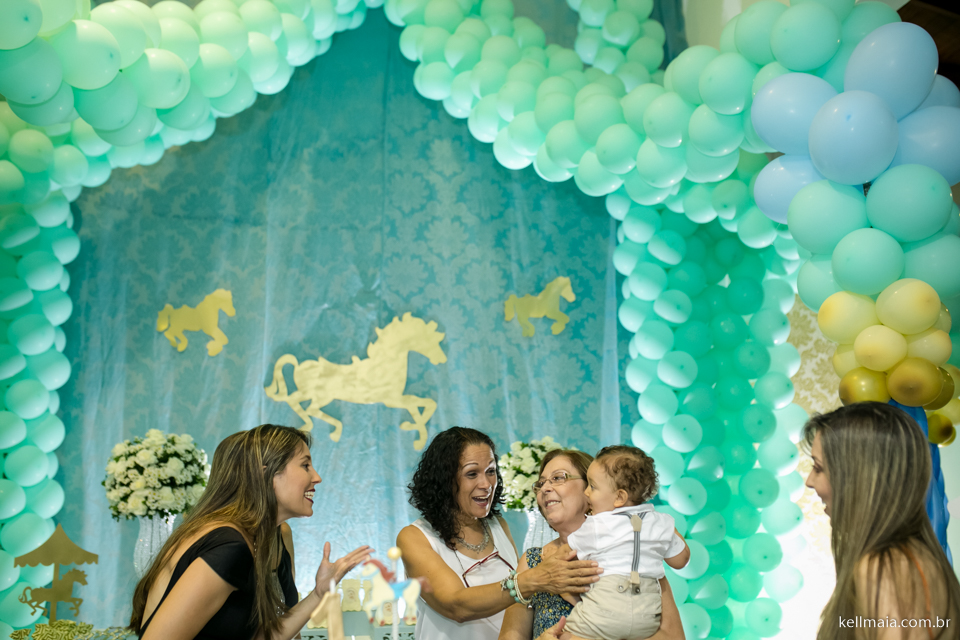 Familia brincando com criança