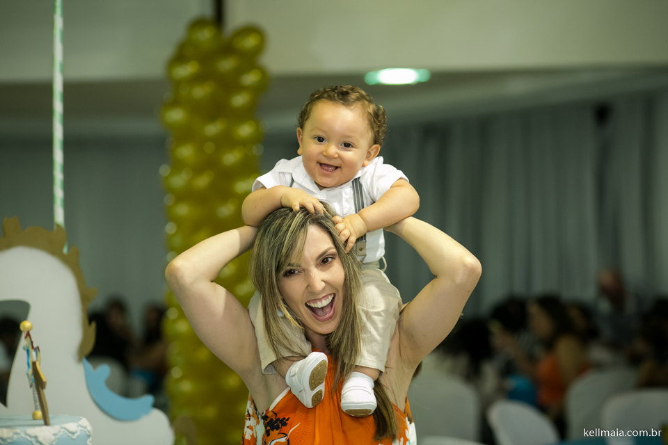 Mamãe fazendo cavalinho para aniversariante