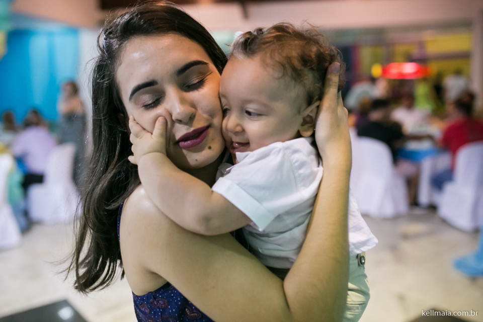 Tia recebendo carinho do neném