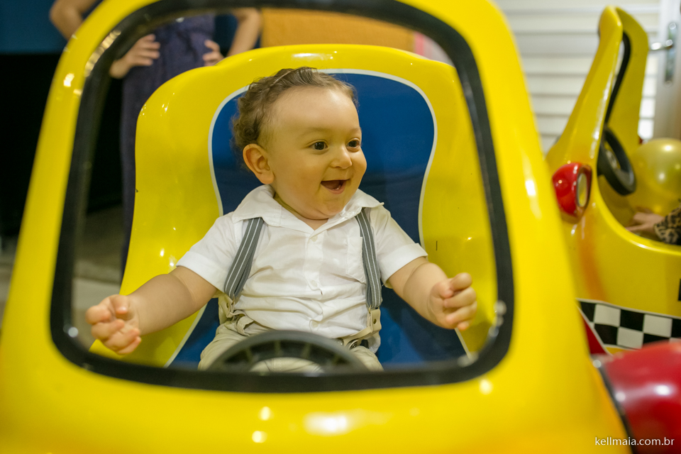criança sorrindo no carrinho