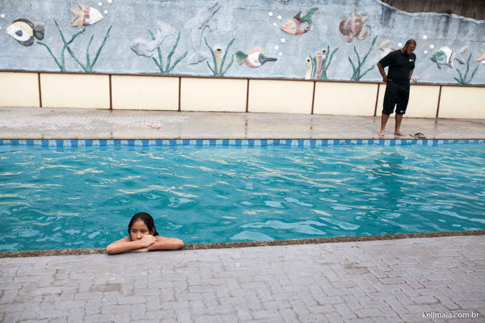criança na piscina durante o casório