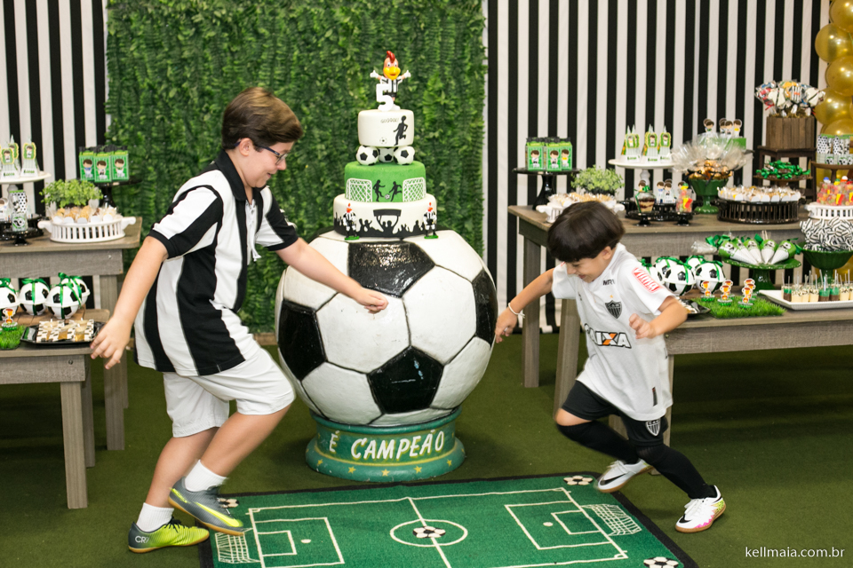 aniversariante e irmão brincando