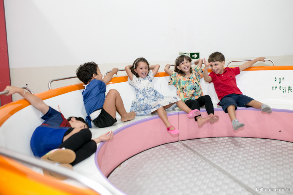 brinquedo que roda e muitas risadas