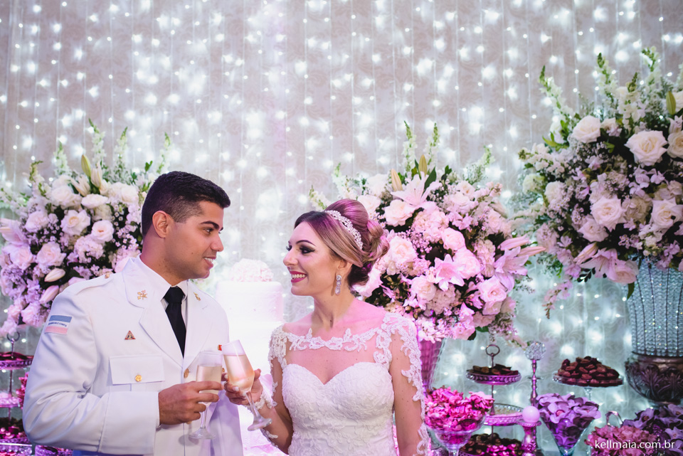 noivos brindando naturalmente