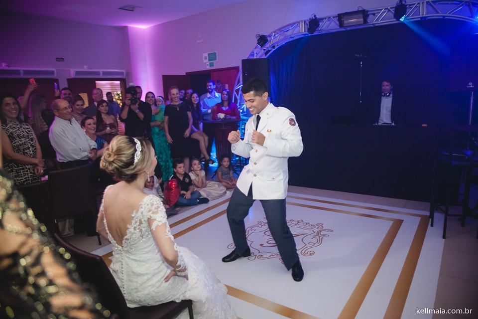 noivo dança para a noiva