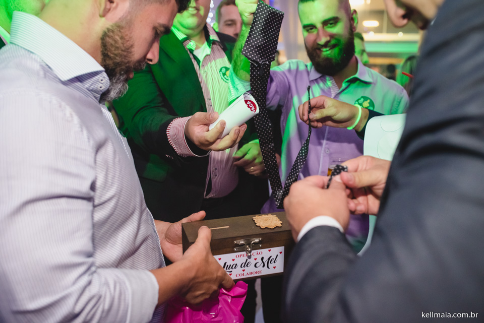 gravata ou recolhendo o dinheiro