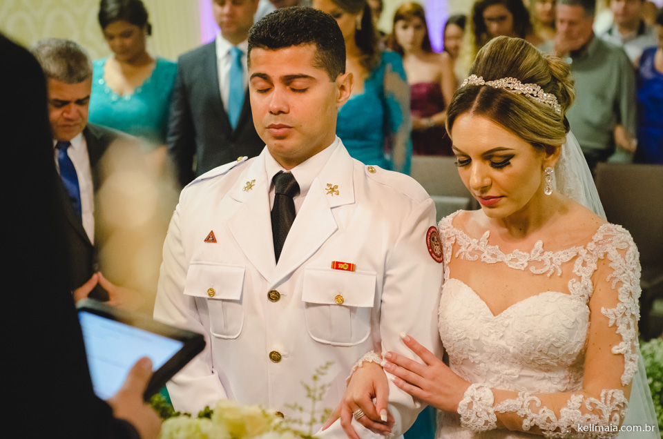 noivos orando ou rezando