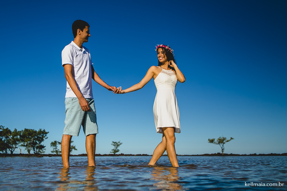 casal andando na água