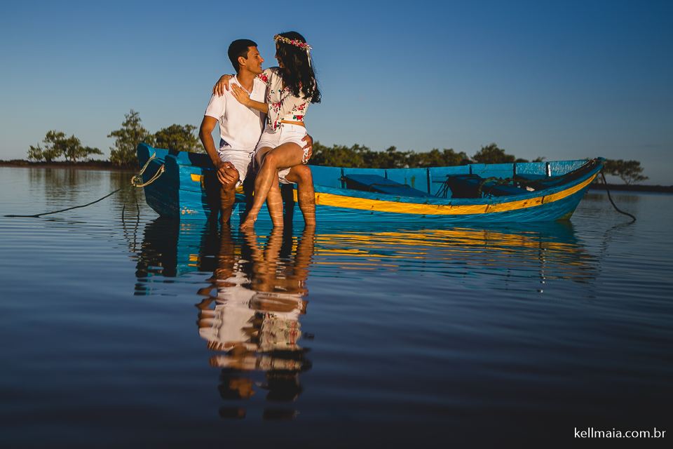 casal de noivos sentados no barco