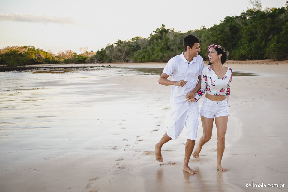 ele e ela correndo na praia