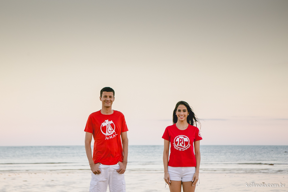 casal com camisa religiosa nas fotos