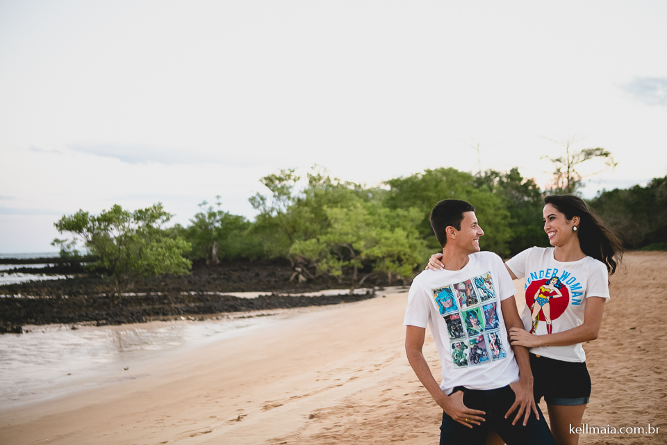 namorados com camisa de super-heróis