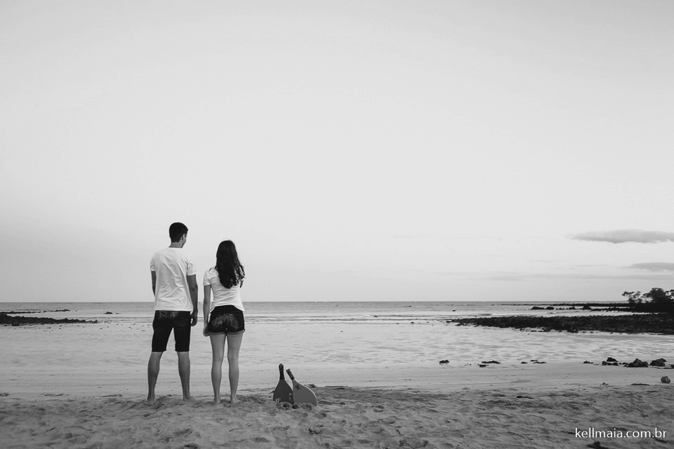 noivos jogando frescobol na praia