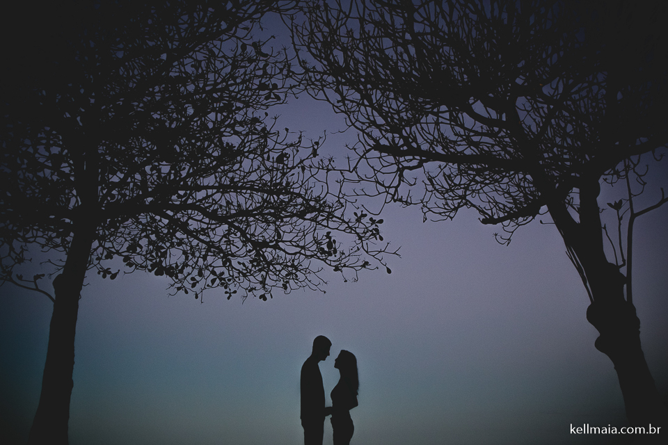 casal com silhueta na praia