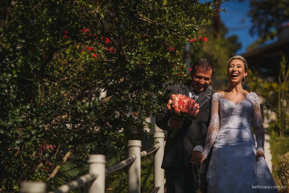 Foto por Kell Maia, São Domingos do Prata, 2015, Eric e Fernanda, Pós-Casamento, casal andando