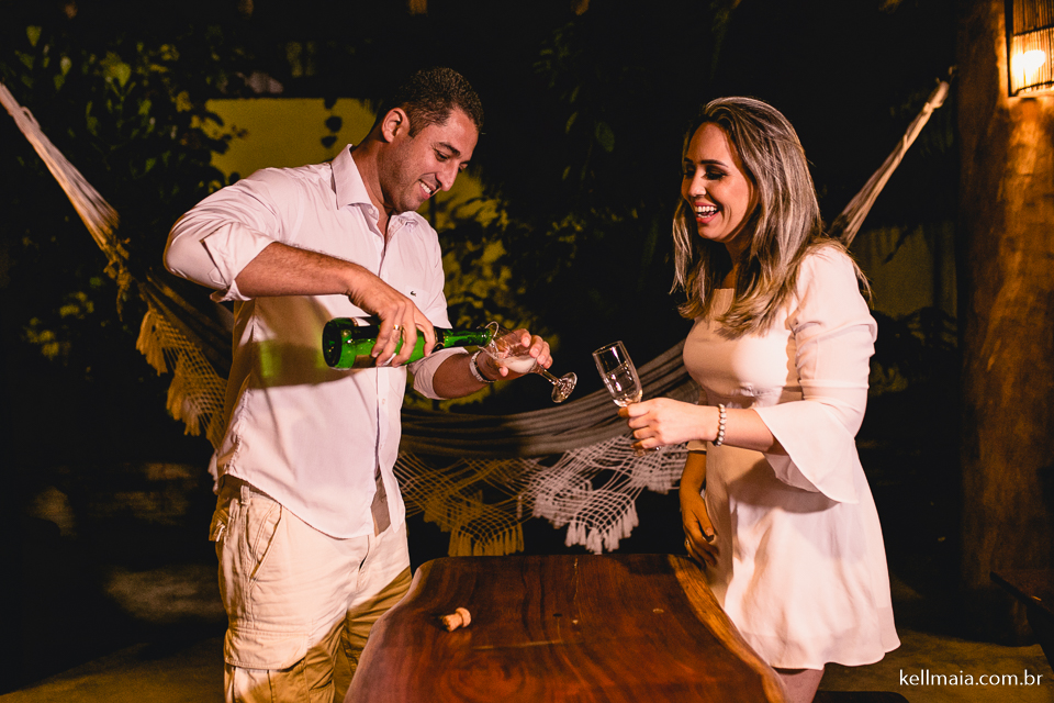 casal brindando em itaúnas