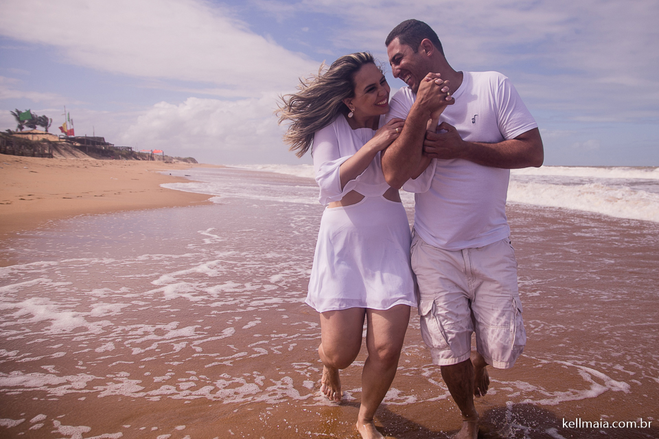casal na praia de itaúnas, es