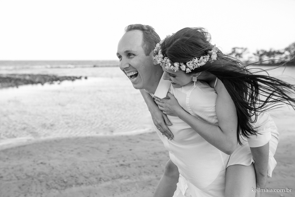 noiva nas costas do noivo