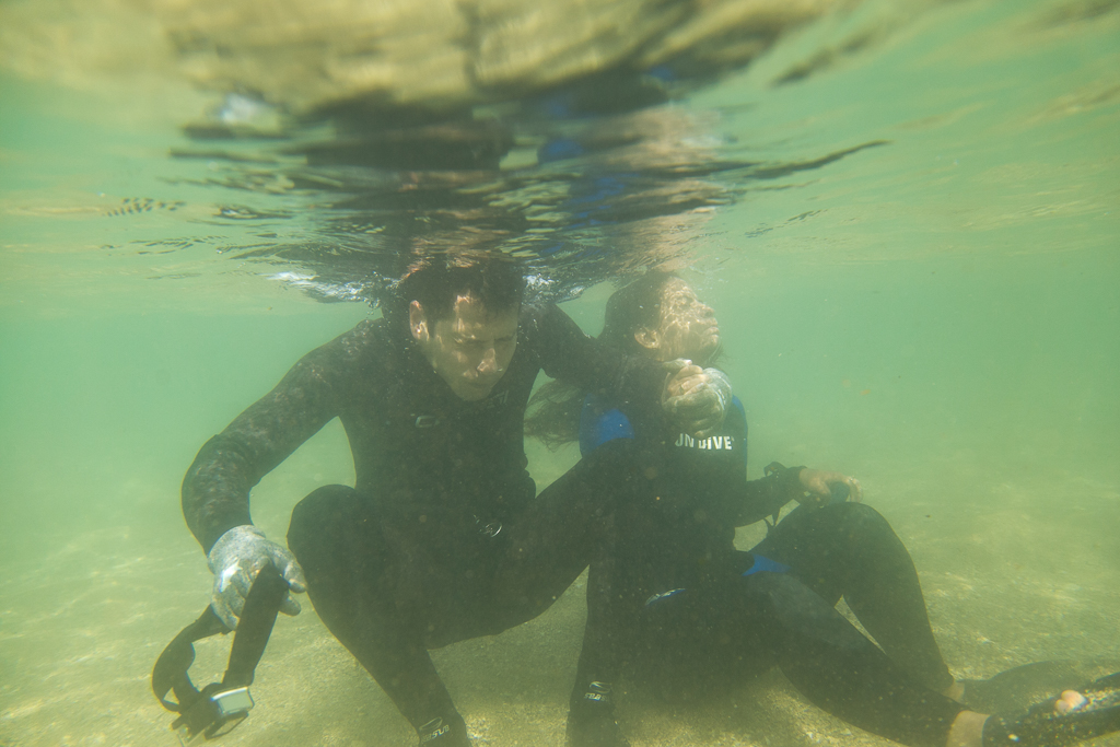 Foto por Kell Maia de Vitória ES, fotografia de pre-casamento Leticia e Fábio em Vila Velha ES, mergulho com mergulhador 2016