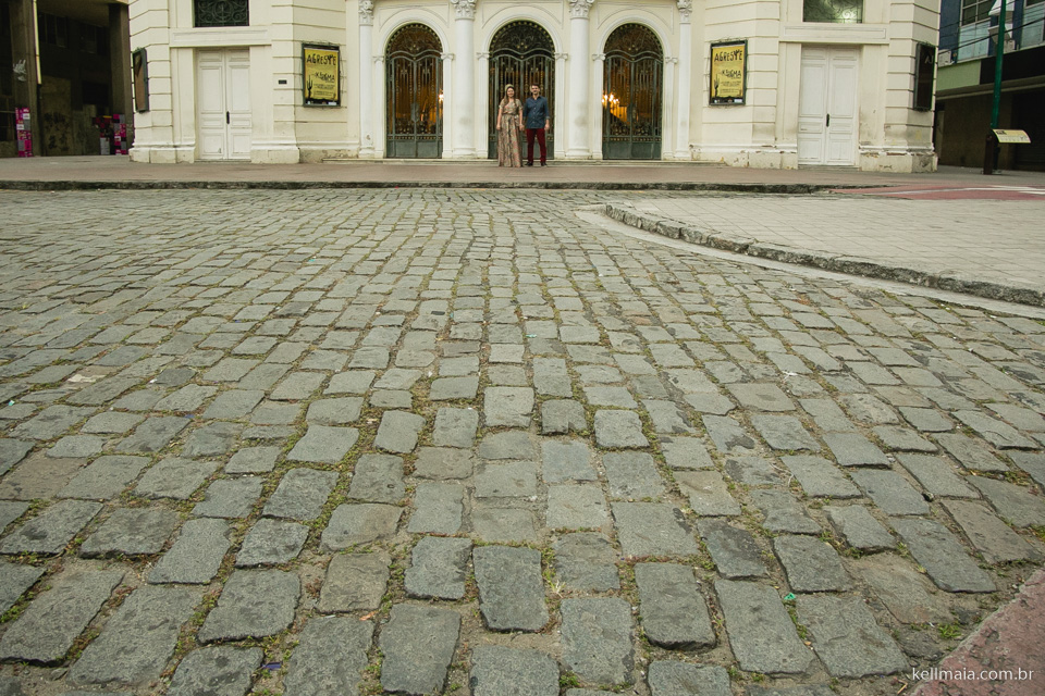 Foto por Kell Maia de Vitória ES, fotografia de pre-casamento Hevelin e Edson Buia, em Vitória e Serra 2015, com cachorros e centro de vitória