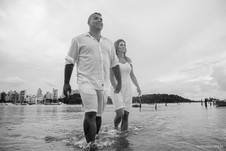 noivos dentro da água do mar