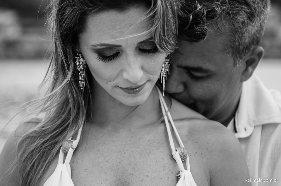 noivo beijando a noiva