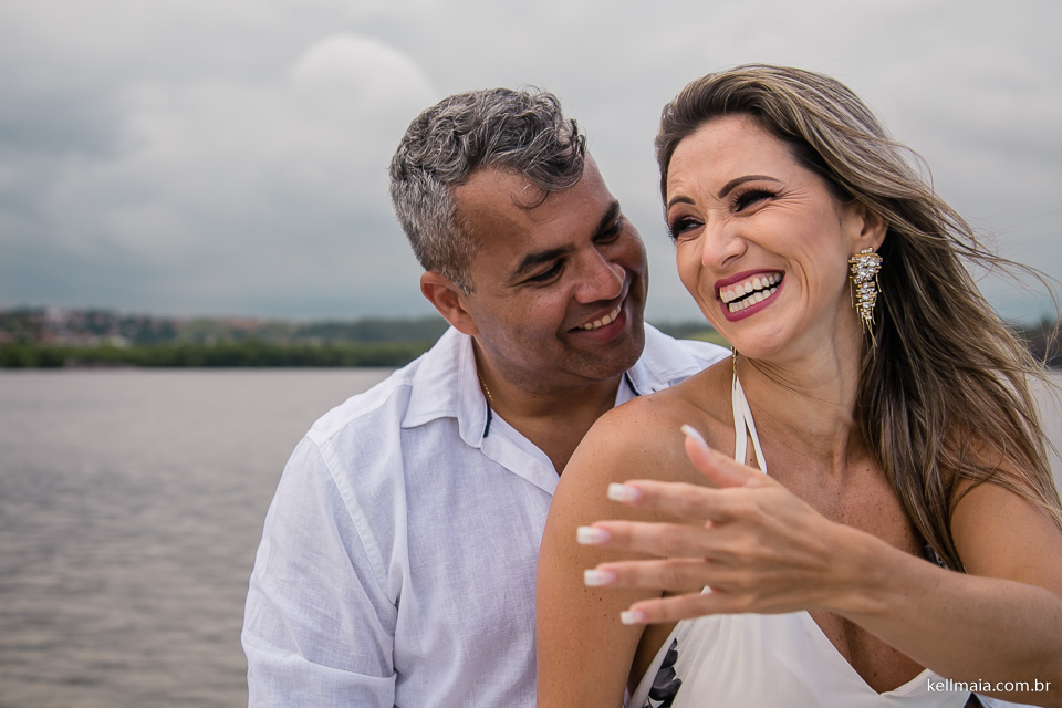 noiva sorrindo no mar