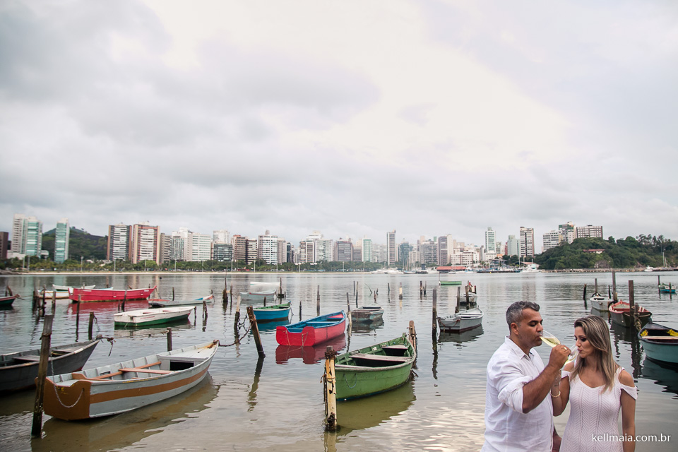 casal brindando com champagne antes do casamento