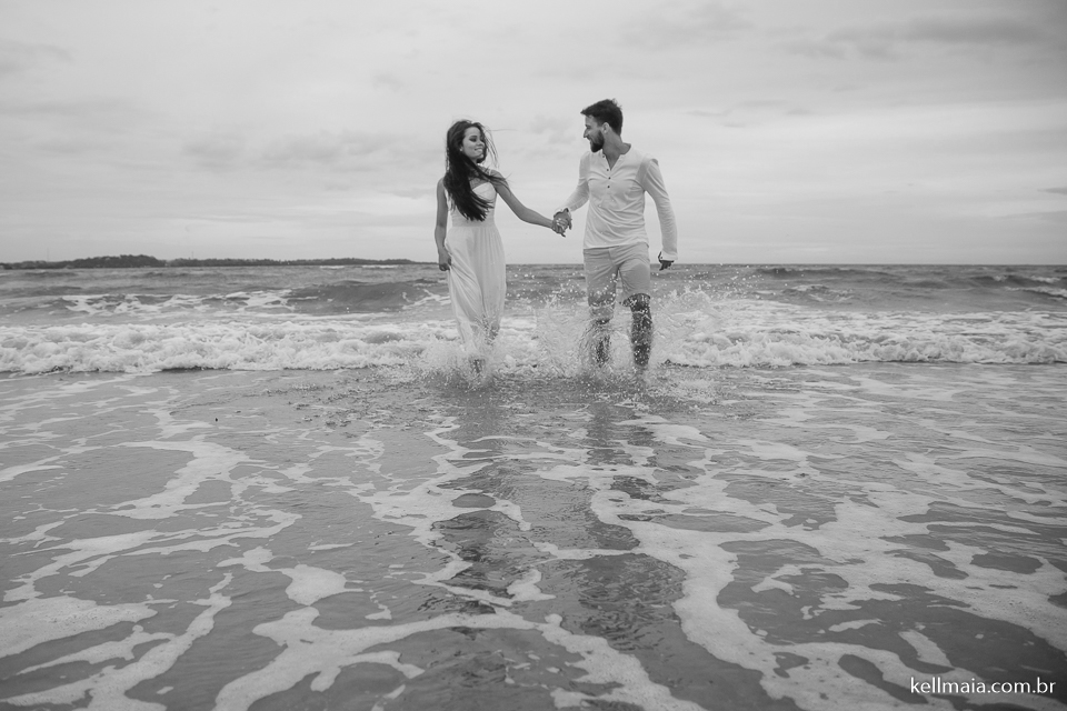 noivos saindo da praia na serra