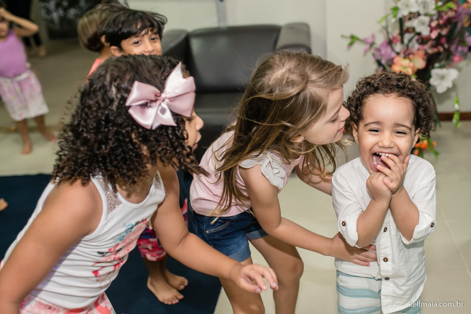 menino sorrindo no aniversario, sorridente